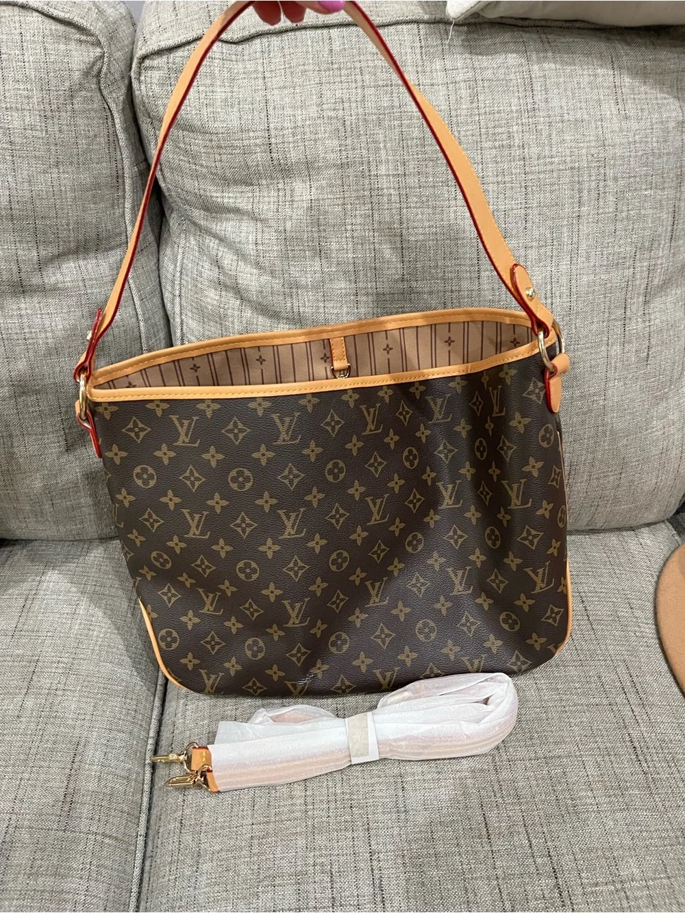 Louis Vuitton knock-off Monogram Canvas Shoulder Bag - Picture 2 of 16